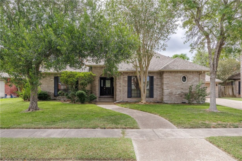 Welcome to 7622 Lake Bolsena! This 4 bedroom, 3.5 bathroom home - Beach Home for sale in Corpus Christi, Texas on Beachhouse.com