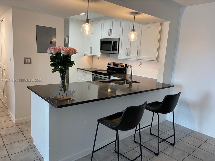 Great Opportunity! This spacious unit features 2 bedrooms, 2 - Beach Condo for sale in Cutler Bay, Florida on Beachhouse.com