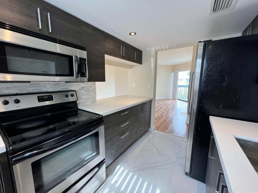 Welcome to this charming and well-located 1-bedroom, 1-bath - Beach Condo for sale in West Palm Beach, Florida on Beachhouse.com