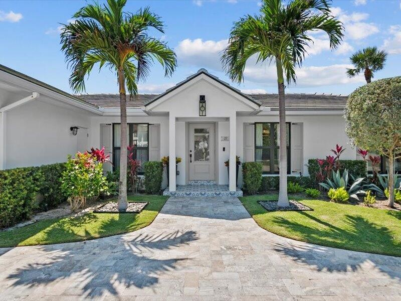 COMPLETELY  RENOVATED ,,,,ONE STORY FOUR BEDROOM TRADITIONAL - Beach Home for sale in Jupiter Inlet Colony, Florida on Beachhouse.com