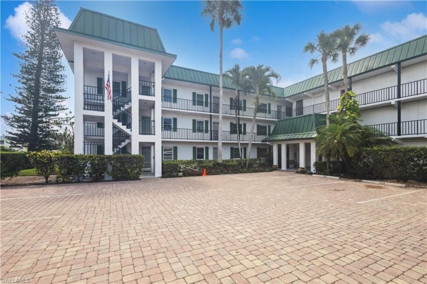 *This one is priced right!  This stunning 2-bedroom, 2-bathroom - Beach Home for sale in Naples, Florida on Beachhouse.com