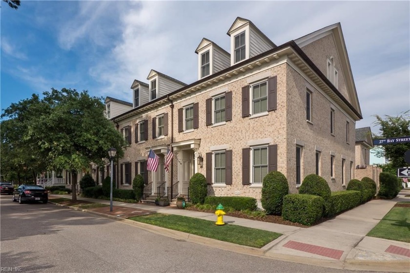 Immaculate Crumley-designed brick row townhome(end unit) w/ a - Beach Home for sale in Norfolk, Virginia on Beachhouse.com