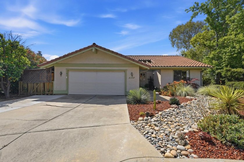 Cozy comfort in an elegant Golf Course setting. The Village Golf - Beach Home for sale in San Jose, California on Beachhouse.com