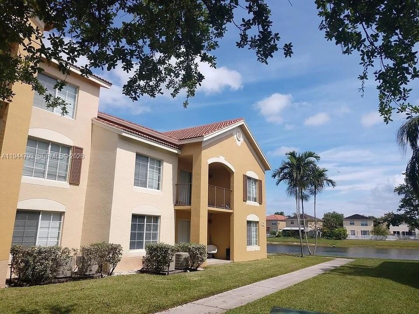 Beautiful and immaculate 1 bedroom/1 bathroom *LAKEVIEW* unit - Beach Condo for sale in West Palm Beach, Florida on Beachhouse.com