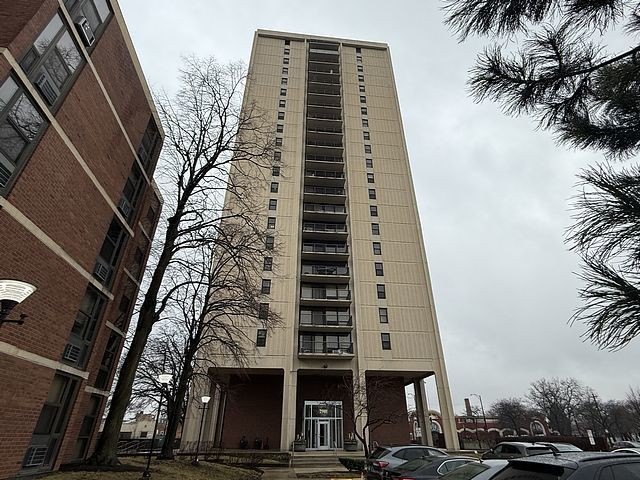 Very special 2 Bedroom, 2 Bath Condo Unit in the well maintained - Beach Condo for sale in Chicago, Illinois on Beachhouse.com