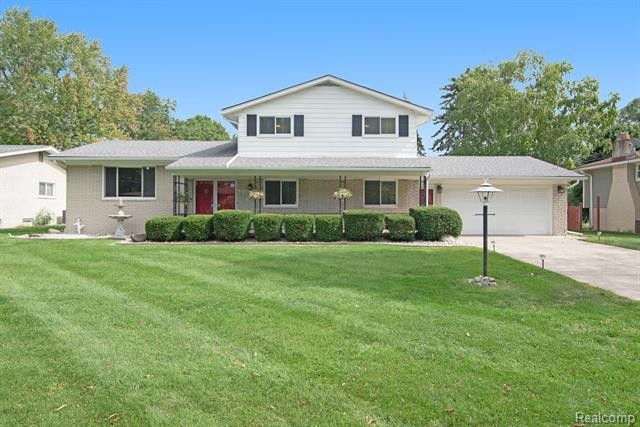 PEACEFUL & SERENE RARE LAKEFRONT HOME !! Enter this METICULOUSLY - Beach Home for sale in Shelby, Michigan on Beachhouse.com