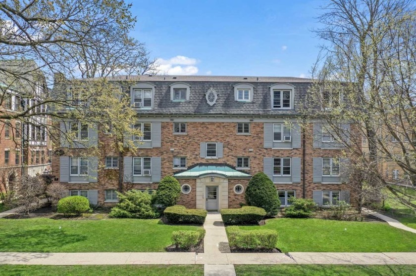 Turnkey investment opportunity just blocks from Northwestern - Beach Home for sale in Evanston, Illinois on Beachhouse.com
