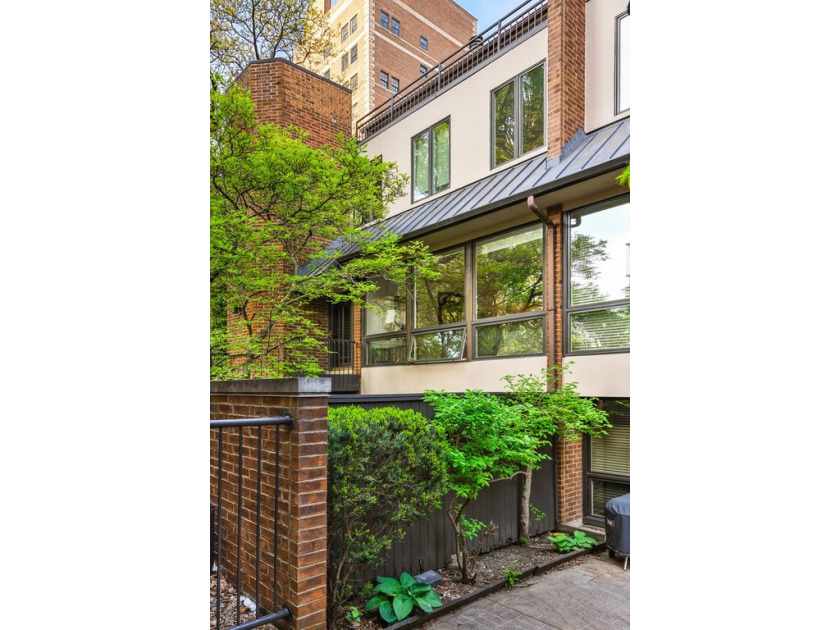 Rarely-available, extremely spacious Gold Coast 4 bed, 3.1 bath - Beach Townhome/Townhouse for sale in Chicago, Illinois on Beachhouse.com