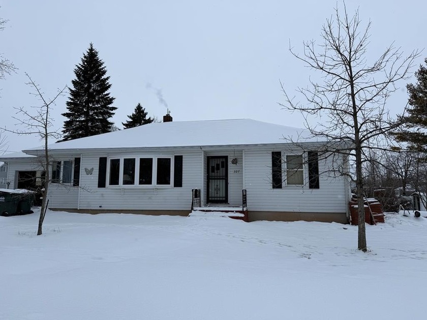 Opportunity awaits in Algoma! This 3-bedroom, 1-bath home sits - Beach Home for sale in Algoma, Wisconsin on Beachhouse.com