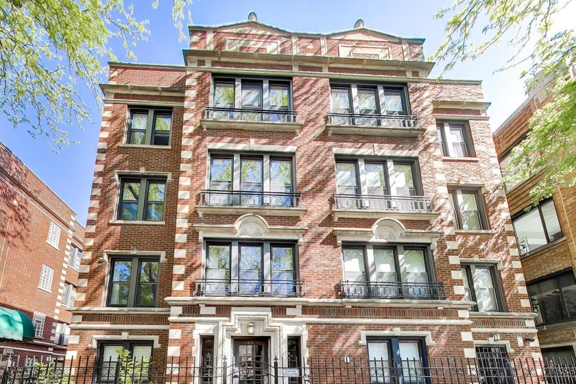 Bright and spacious 1 bed, 1 bath condo tucked inside a gated - Beach Condo for sale in Chicago, Illinois on Beachhouse.com