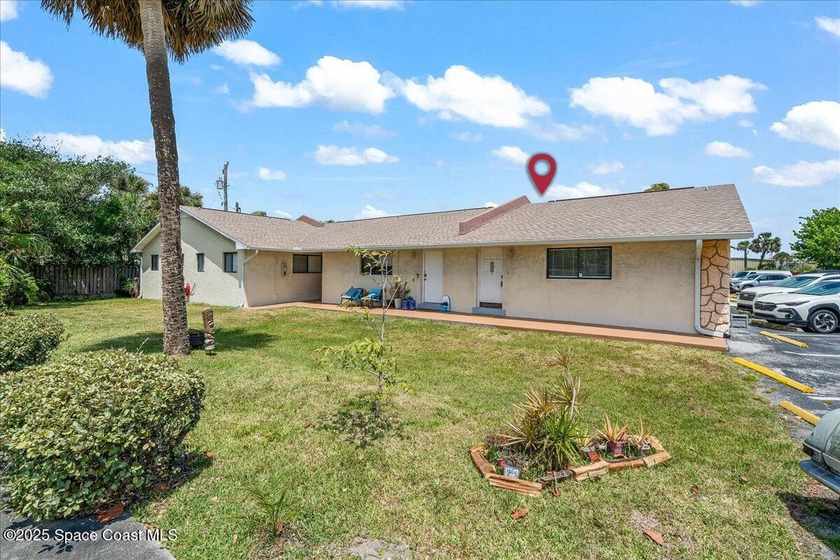 WALKING DISTANCE TO MINUTEMEN AND THE BEACH! This cozy beach - Beach Condo for sale in Cocoa Beach, Florida on Beachhouse.com