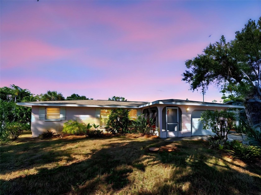 Short Sale. PRIVATE BEACH VIA FERRY!!! Adorable 2/2 home - Beach Home for sale in Venice, Florida on Beachhouse.com