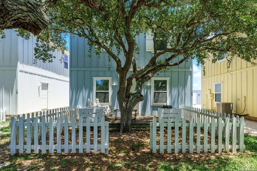This fully furnished and turnkey 3-bed, 2-bath coastal cottage - Beach Home for sale in Rockport, Texas on Beachhouse.com
