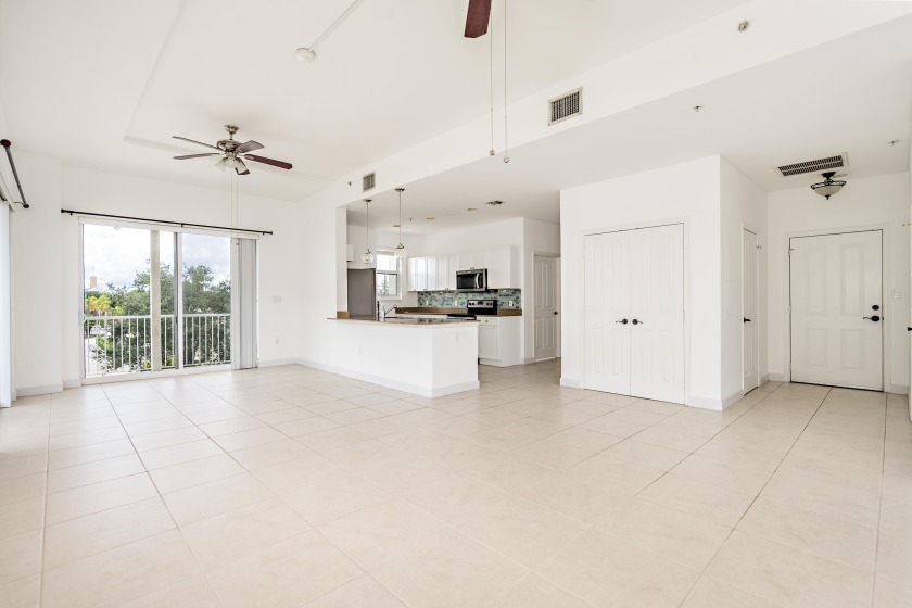 Available now! This extra large spacious 1-bedroom condo with - Beach Condo for sale in West Palm Beach, Florida on Beachhouse.com