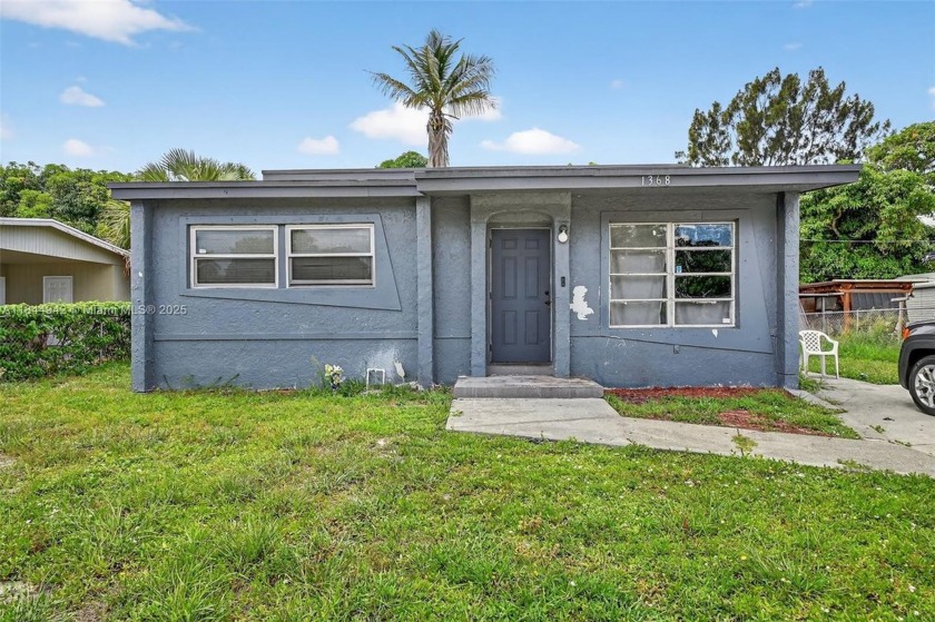 Excellent investment opportunity in West Palm Beach! This - Beach Home for sale in West Palm Beach, Florida on Beachhouse.com