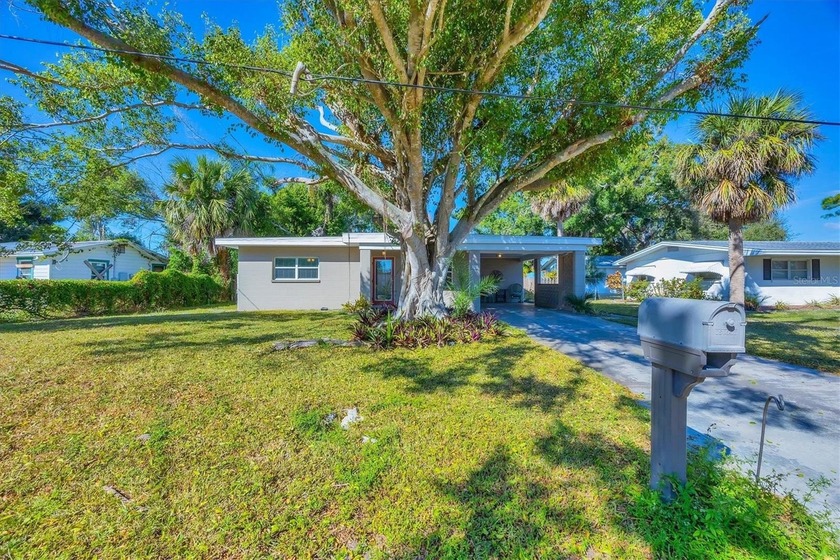 This rare Florida bungalow sits west of 41 on a quiet dead-end - Beach Home for sale in Nokomis, Florida on Beachhouse.com