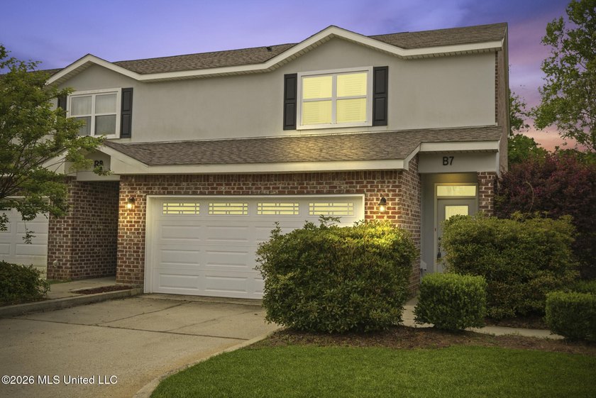 Just 0.6 miles from the beach, this beautifully positioned condo - Beach Condo for sale in Gulfport, Mississippi on Beachhouse.com