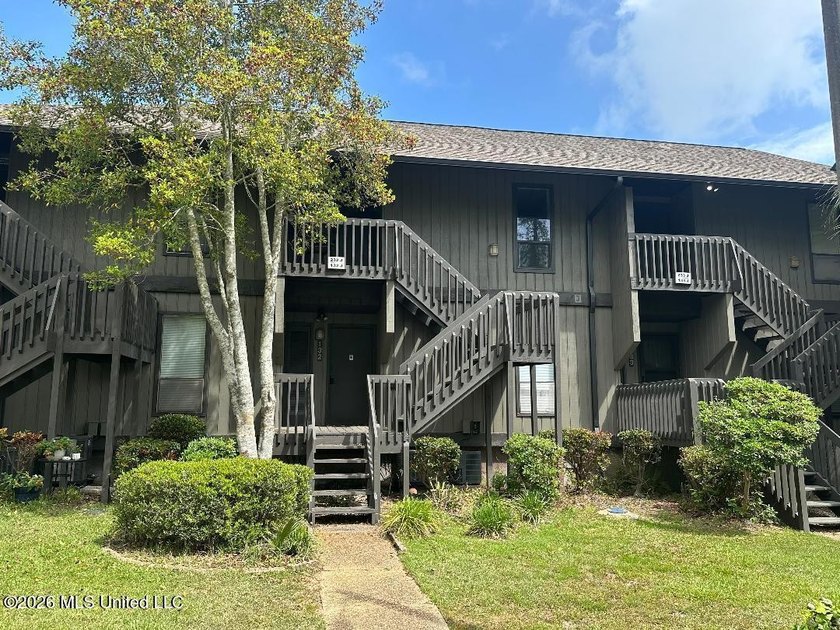 Beautifully one-bedroom condo furnished offering a fresh, modern - Beach Condo for sale in Diamondhead, Mississippi on Beachhouse.com