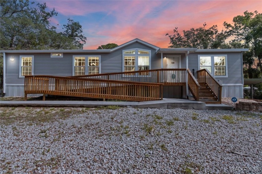 MOTIVATED SELLER! NOW OFFERING A HOME WARRANTY! Discover your - Beach Home for sale in Homosassa, Florida on Beachhouse.com