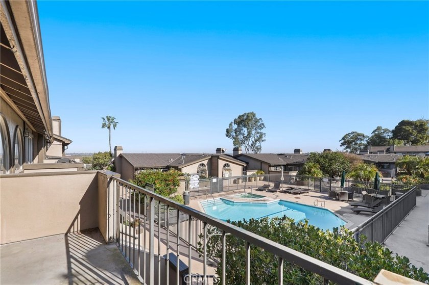 WELCOME TO SEA RIDGE! Beautifully upgraded and remodeled - Beach Townhome/Townhouse for sale in Costa Mesa, California on Beachhouse.com
