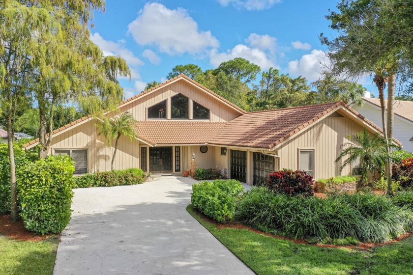 Situated on nearly half an acre in the pristine community of - Beach Home for sale in Palm Beach Gardens, Florida on Beachhouse.com