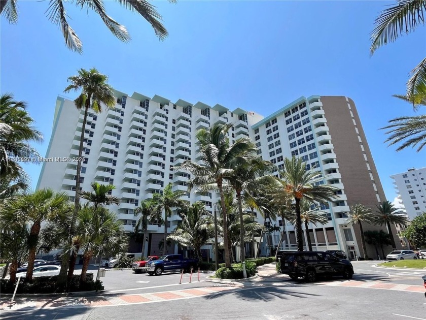 Lovely and spacious studio  with spectacular ocean views. Triton - Beach Condo for sale in Miami Beach, Florida on Beachhouse.com