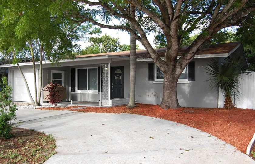 Great ranch-style home in the heart of Palm Beach Gardens! This - Beach Home for sale in Palm Beach Gardens, Florida on Beachhouse.com