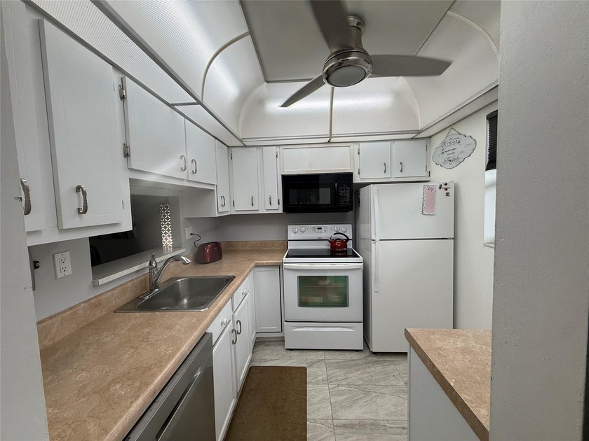 PRICE TO SELL Move-in ready, super clean all furnish, turnkey - Beach Condo for sale in Lauderdale Lakes, Florida on Beachhouse.com