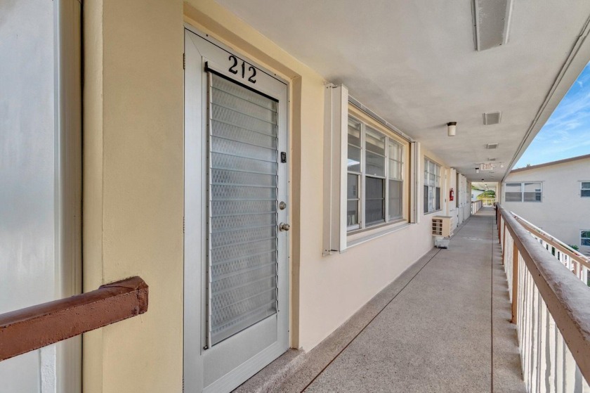 WELCOME TO THIS BEAUTIFULLY REMODELED 1-BEDROOM 1.5 BATH CONDO - Beach Condo for sale in West Palm Beach, Florida on Beachhouse.com