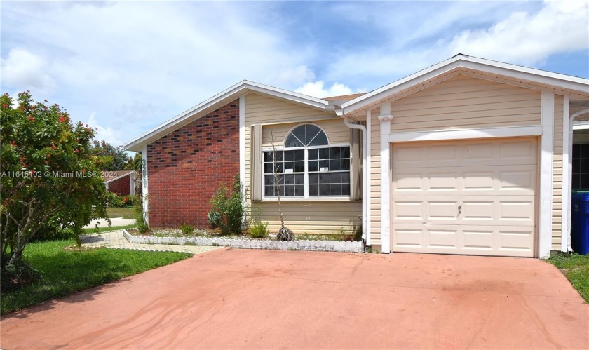 3 bedroom 2 bath villa offers a lake view , covered patio - Beach Home for sale in Miramar, Florida on Beachhouse.com