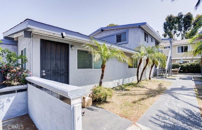 Income-producing triplex in Central Costa Mesa near Wilson - Beach Townhome/Townhouse for sale in Costa Mesa, California on Beachhouse.com
