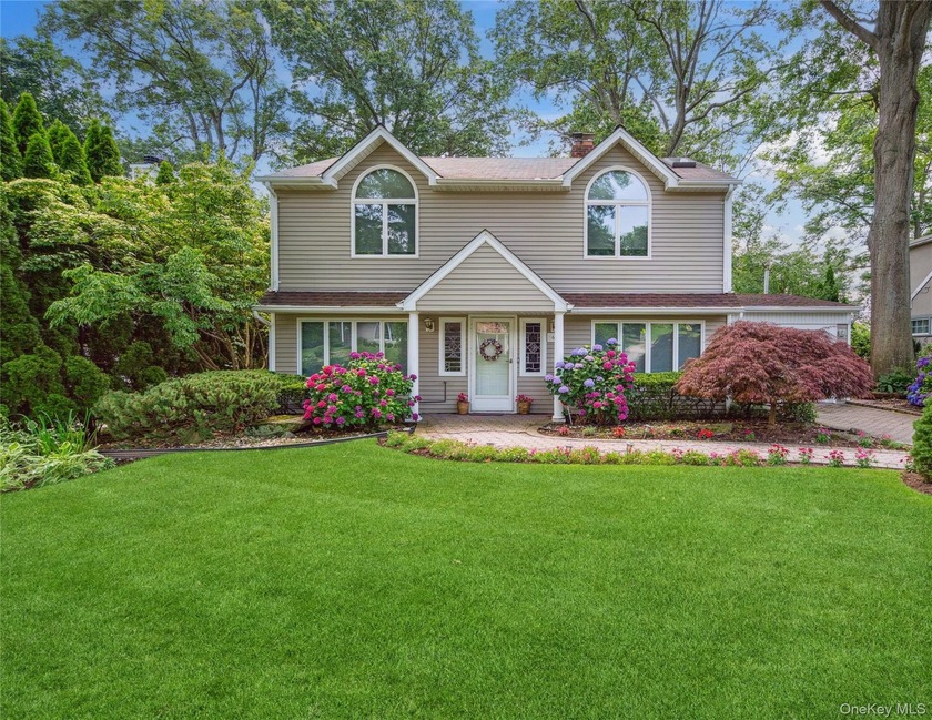 Beautifully Maintained Home Tucked away on a quiet dead-end - Beach Home for sale in Port Washington, New York on Beachhouse.com