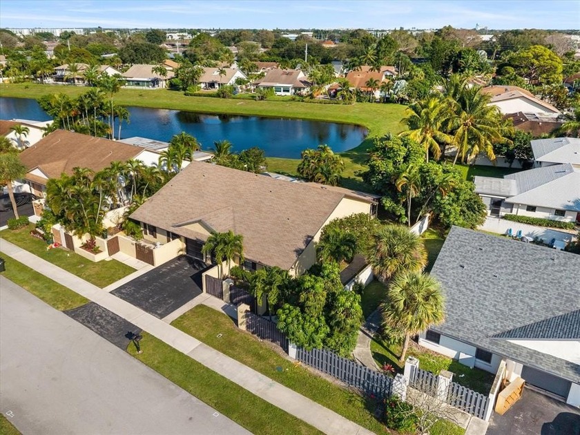 Beautiful 2/2 Villa with 1 Car Garage Lake view Totally Updated - Beach Condo for sale in Delray Beach, Florida on Beachhouse.com