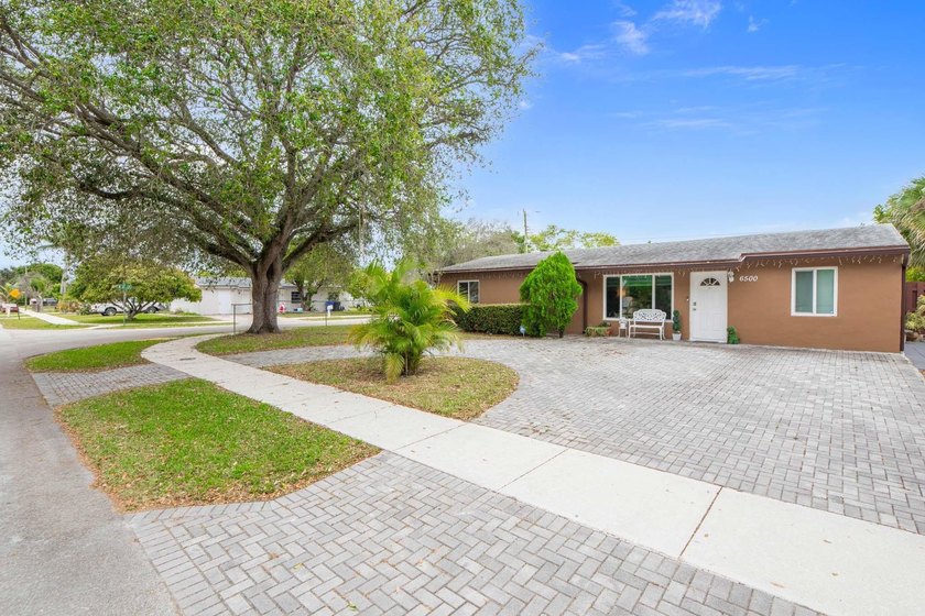Welcome to this move-in ready Single-Family Home in an ample & - Beach Home for sale in North Lauderdale, Florida on Beachhouse.com