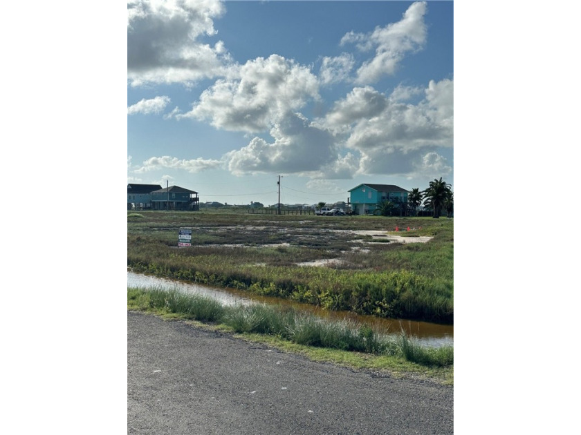 Discover the perfect spot for your dream home in the charming - Beach Lot for sale in Rockport, Texas on Beachhouse.com