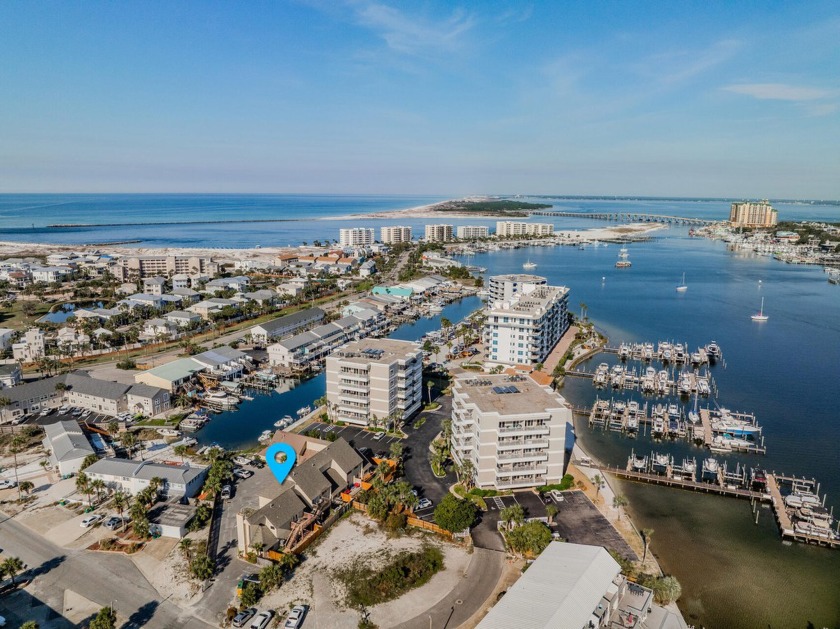 Beautifully updated townhome on HOLIDAY ISLE! This home offers 3 - Beach Home for sale in Destin, Florida on Beachhouse.com