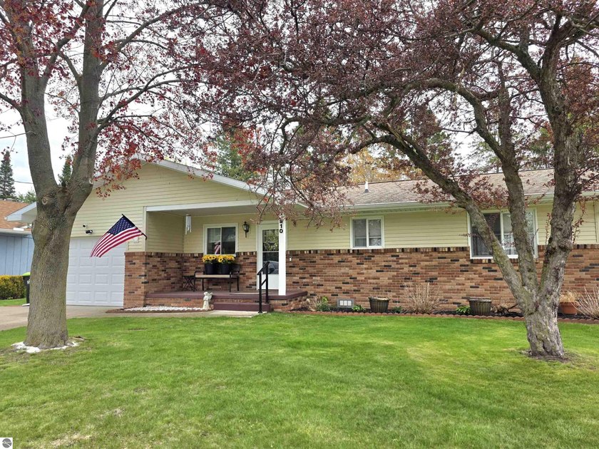 Nicely maintained, 2-bedroom, plus 9*9 sunroom, Den, office, etc - Beach Home for sale in East Tawas, Michigan on Beachhouse.com
