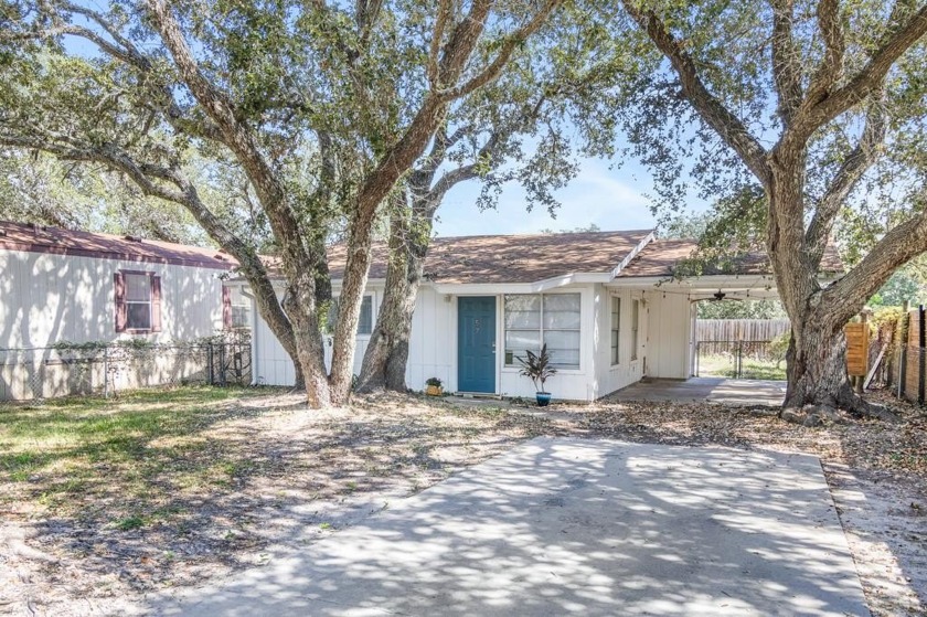 Calling all investors! This adorable 2/1 cottage would make the - Beach Home for sale in Fulton, Texas on Beachhouse.com