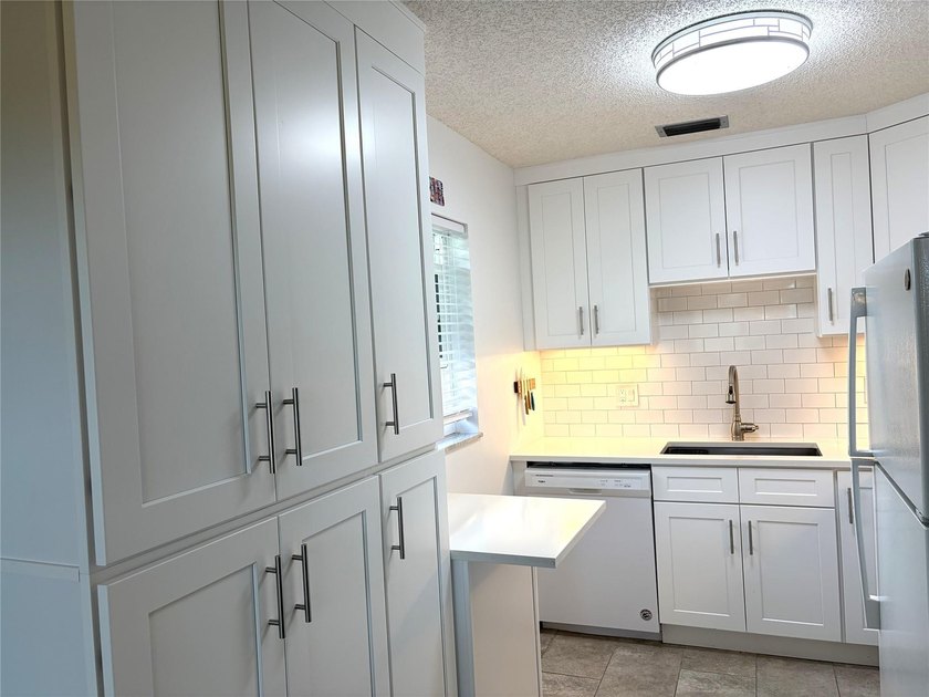 * Beautiful * Move in Ready * FULLY FURNISHED * ( If Desired ) 1 - Beach Condo for sale in Vero Beach, Florida on Beachhouse.com