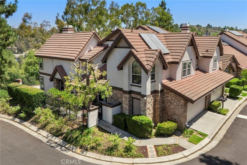 Highly desirable luxury townhome, end unit with northern views - Beach Townhome/Townhouse for sale in Anaheim Hills, California on Beachhouse.com