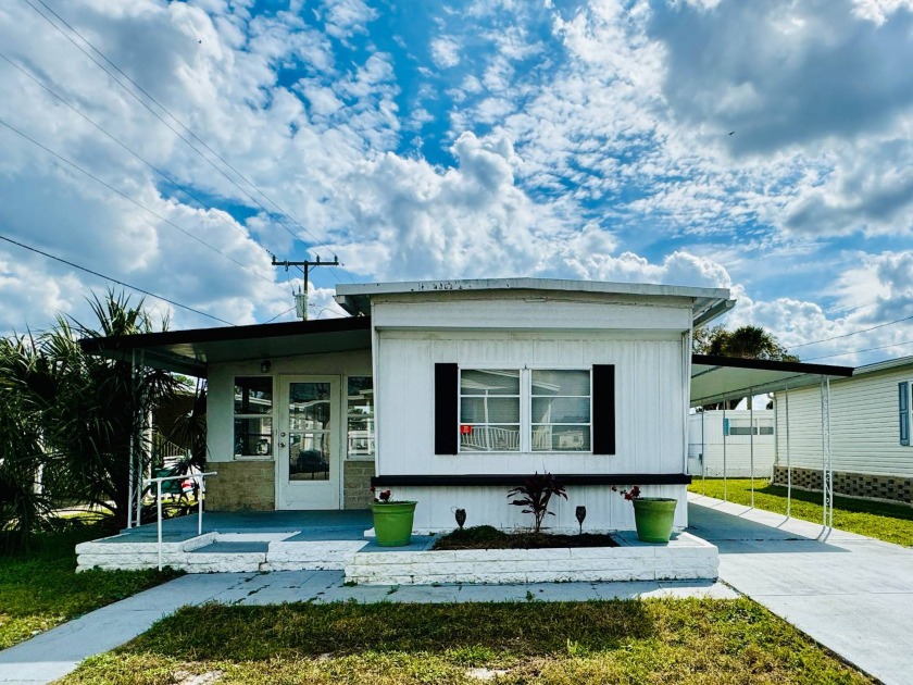 This 2 Bedroom 1.5 Bathroom, 1968 Skyline Champion Home has - Beach Home for sale in Daytona Beach, Florida on Beachhouse.com