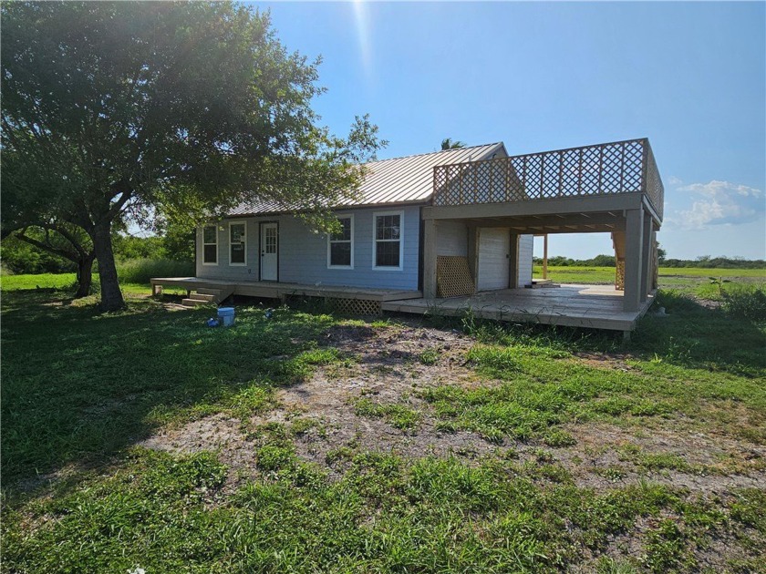 PRICE REDUCED! Step into this stunning 1,499 sq ft cottage - Beach Home for sale in Bayside, Texas on Beachhouse.com