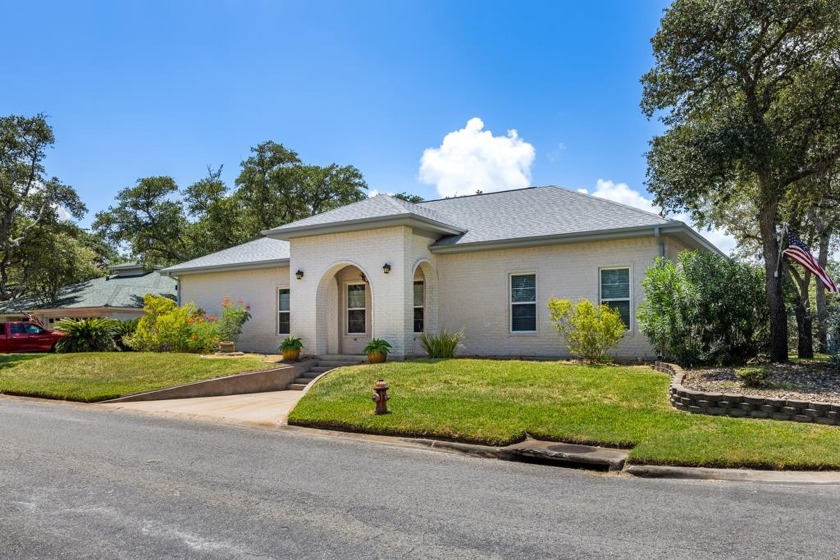 Experience coastal elegance at 101 Bay Hills, Rockport, TX. This - Beach Home for sale in Rockport, Texas on Beachhouse.com