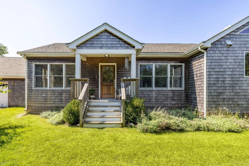 Nestled on a private flag lot, this sunlit ranch-style beach - Beach Home for sale in Amagansett, New York on Beachhouse.com