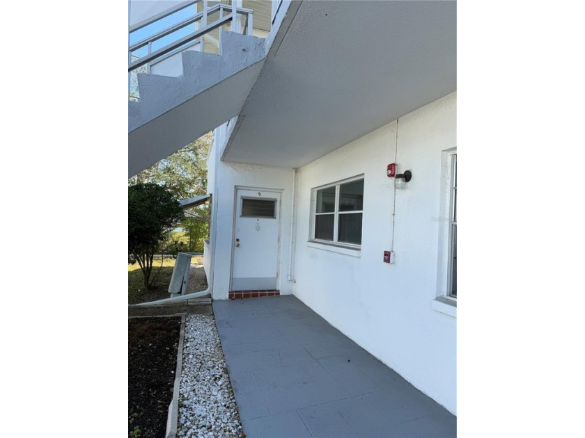 Beautifull ground floor, end unit 2 bedrooms and 1 bathroom - Beach Condo for sale in St. Petersburg, Florida on Beachhouse.com