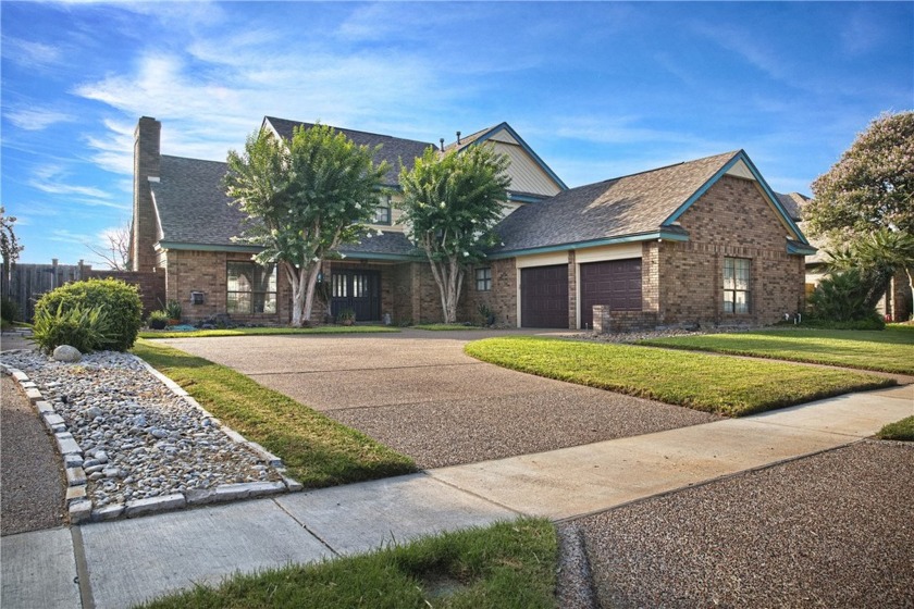 Stunning home in the Northshore Country Club, boasts over 3,000 - Beach Home for sale in Portland, Texas on Beachhouse.com