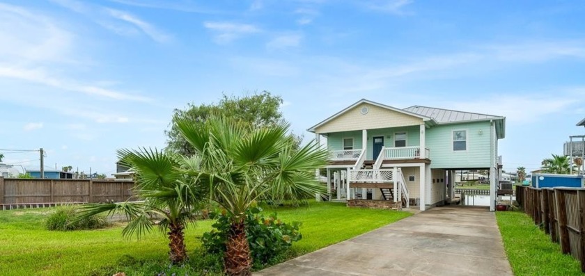 This waterfront home at 515 Copano Cove Rd Rockport, TX offers a - Beach Home for sale in Rockport, Texas on Beachhouse.com