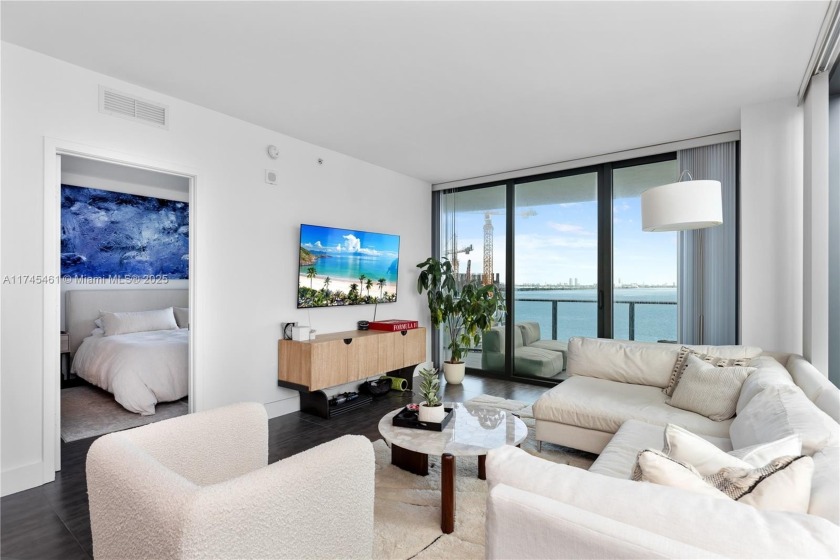On the 8th floor of Icon Bay Miami, this 1,395 sqft 3-bed, 2 - Beach Condo for sale in Miami, Florida on Beachhouse.com