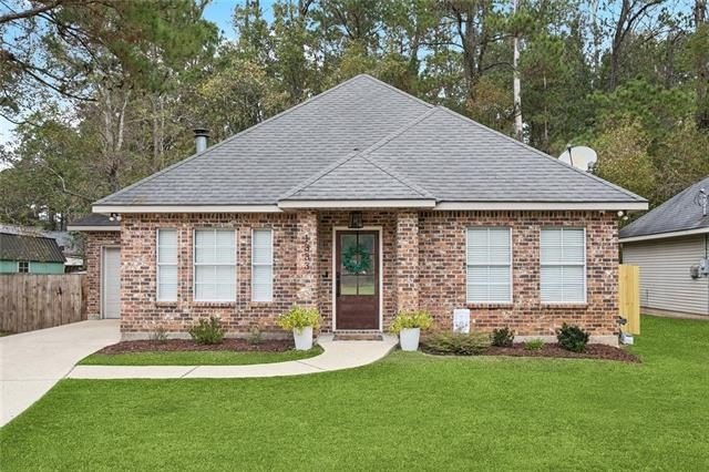 Cute as a button, fresh and move-in ready. This brick home - Beach Home for sale in Mandeville, Louisiana on Beachhouse.com