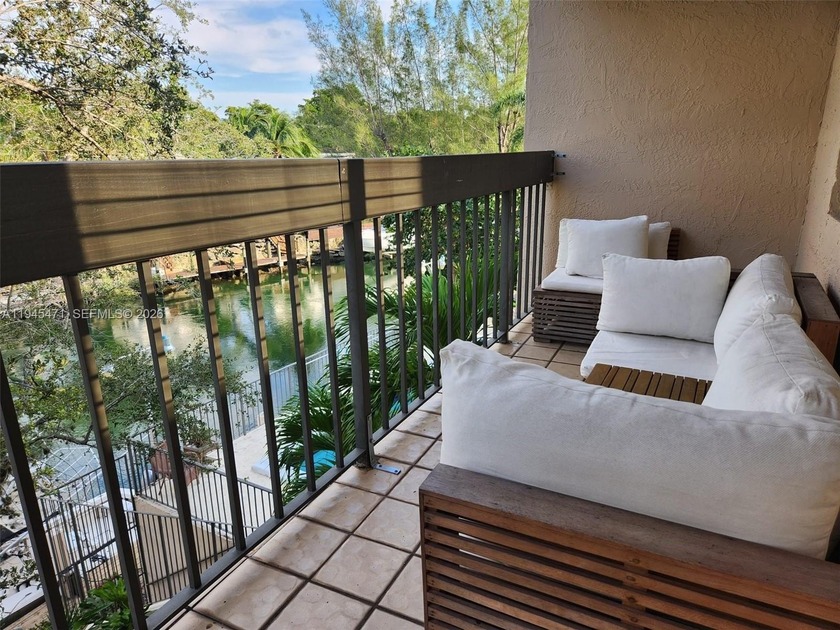 Hidden gem on the Coral Gables waterway! Enjoy lush landscaping - Beach Condo for sale in Coral Gables, Florida on Beachhouse.com